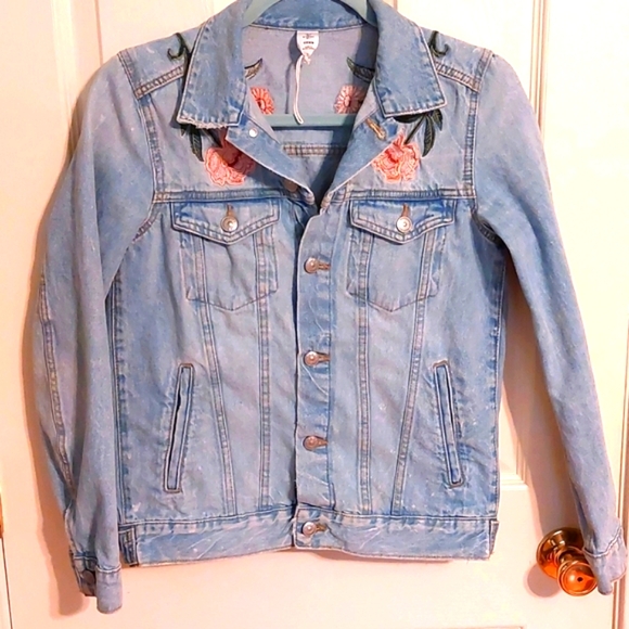 Beautiful Embroidered Denim Jacket - Picture 4 of 8